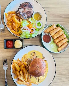 Plats servis sur une table du restaurant