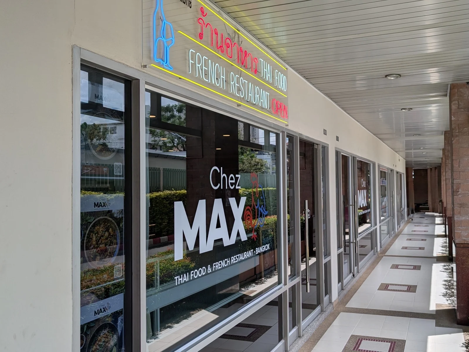 Devanture de Chez Max : logo peint sur la vitre