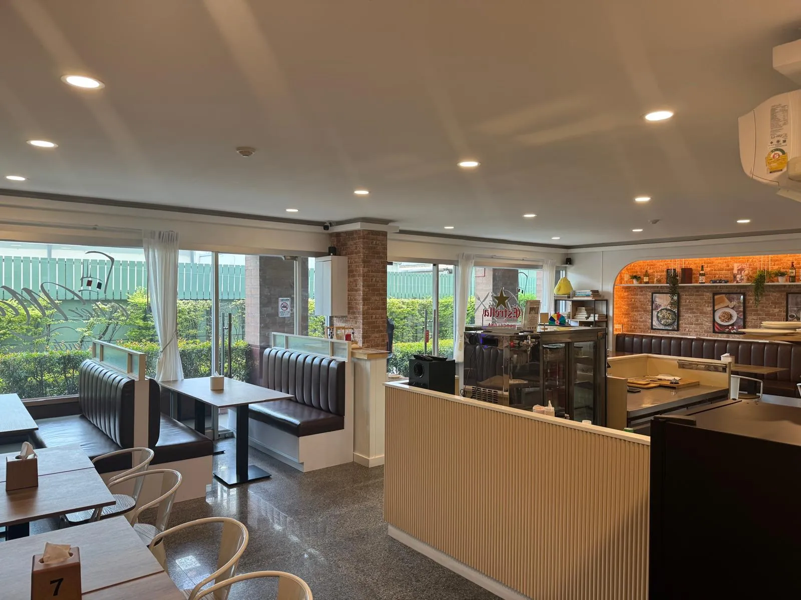 Vue large de la salle avec banquettes côté fenêtre